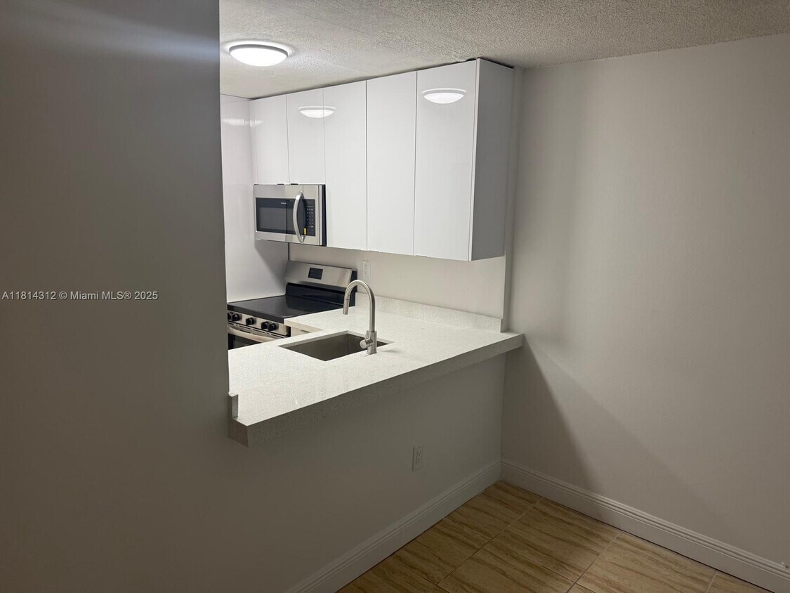 Foto principal - 496 NW 165th St
