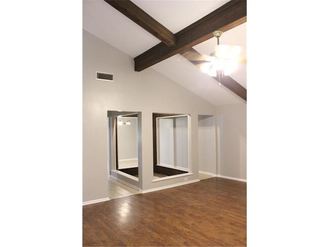 Building Photo - 317 San Saba Dr