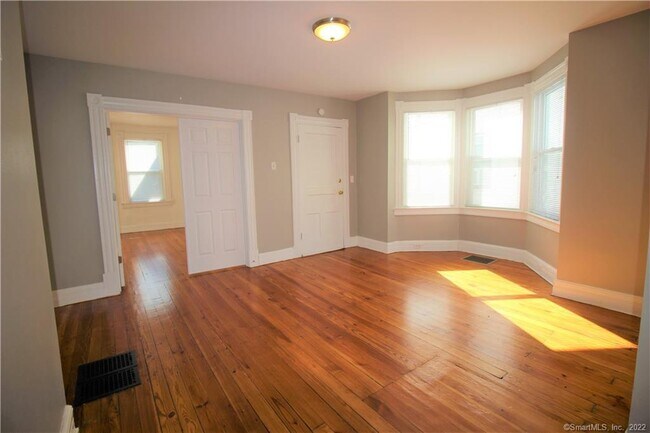Foto del edificio - 153 Quaker Ln S