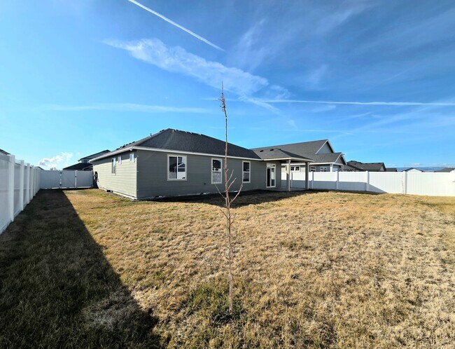 Foto del edificio - New 4 Bed Rambler | Fenced Yard | 2-car Garage | Move-In Ready House for Rent in Quincy!