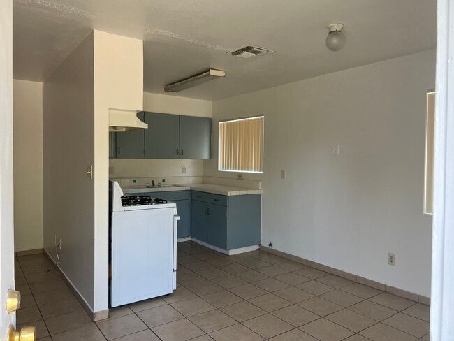 Building Photo - 2205 Wilshire Alley