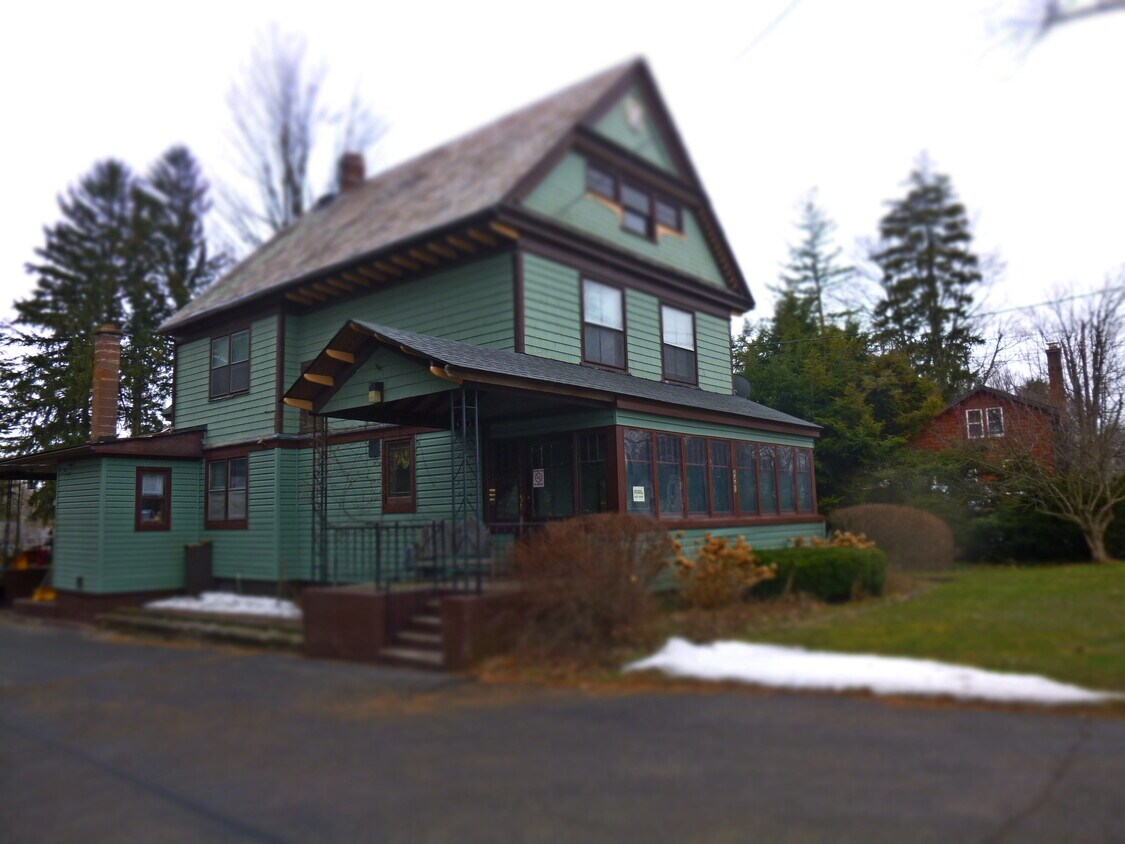 Primary Photo - 4461 Clark St