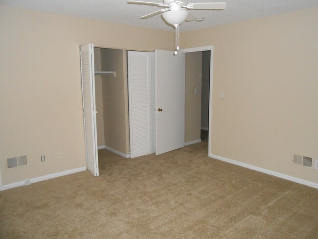 Building Photo - 3 Bedroom Townhome Close to Guilford College