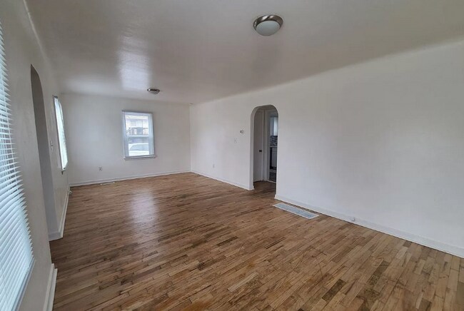 Building Photo - 2 Bed 1 Bath with 2 Bonus Rooms