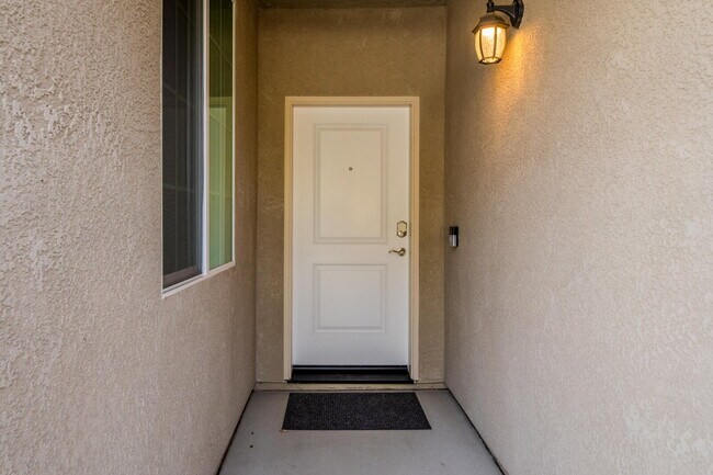 Building Photo - Modern 3-Bed / 2-Bath Home in Redding- Dog...