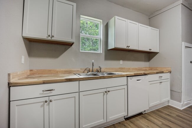 Building Photo - Freshly Updated 2 Bedroom House