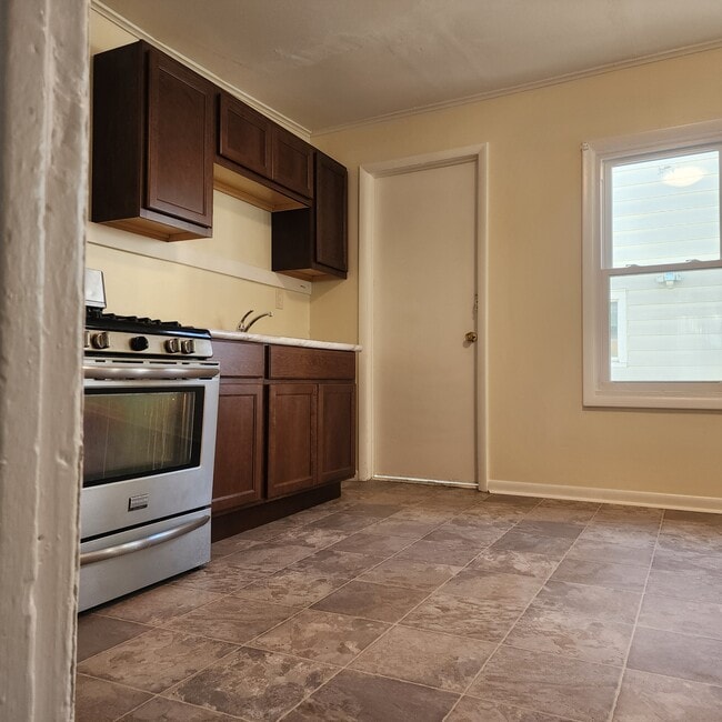 Spacious eat-in kitchen - 113 Sterling St