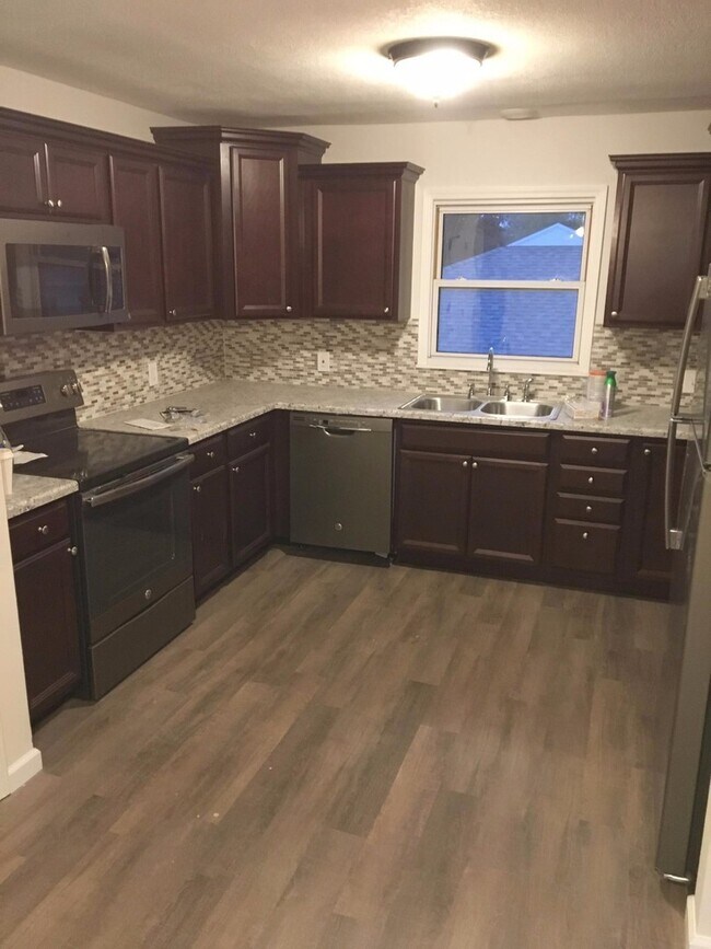 Building Photo - 3 Bedroom, 2 Bath Single Family Home in Cl...