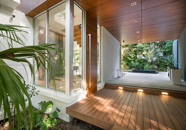 Building Photo - 3503 Banyan Cir
