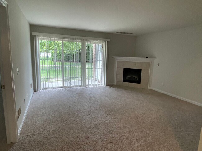 Foto del edificio - Shelby Twp 2-bedroom, 2-bath condo-style w...