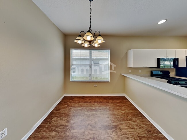 Foto del edificio - 7044 Monarch Park Dr