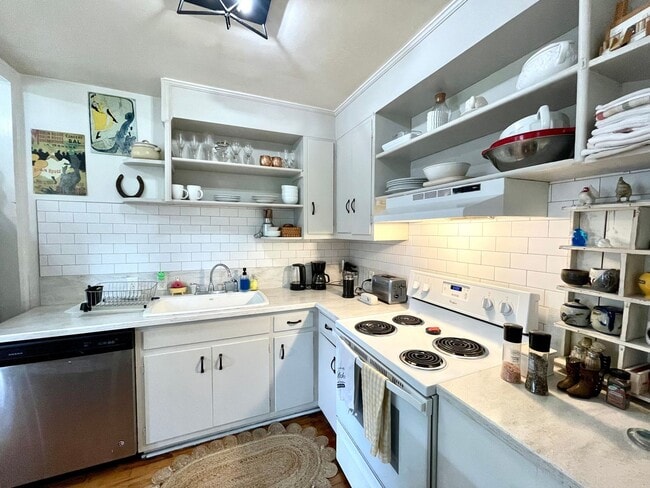 Building Photo - 12 W 51st St