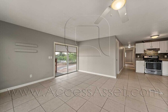 Foto del edificio - Charming 3 Beds / 2 Bath Home with .84 Acr...