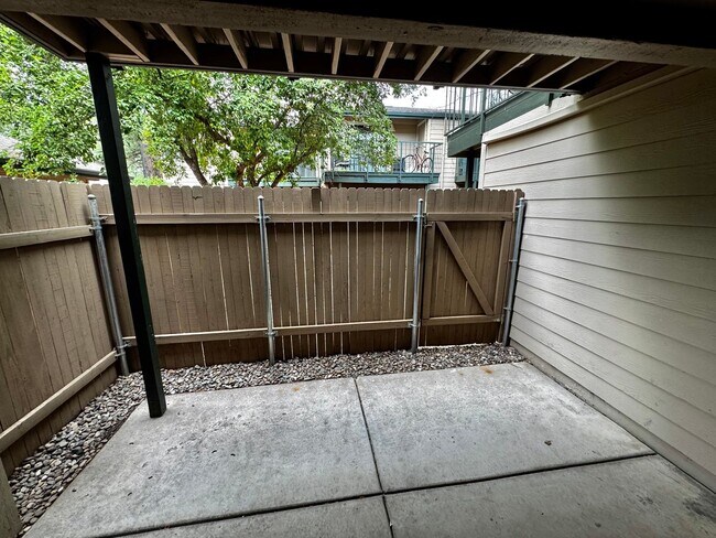 Building Photo - 2 bed 2 bath condo