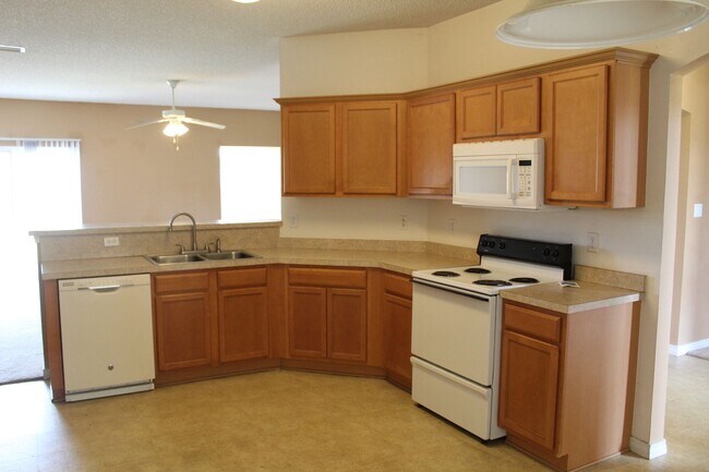 Foto del edificio - Spacious 3/2 Home in Sunny Hills w/ 2-Car Garage