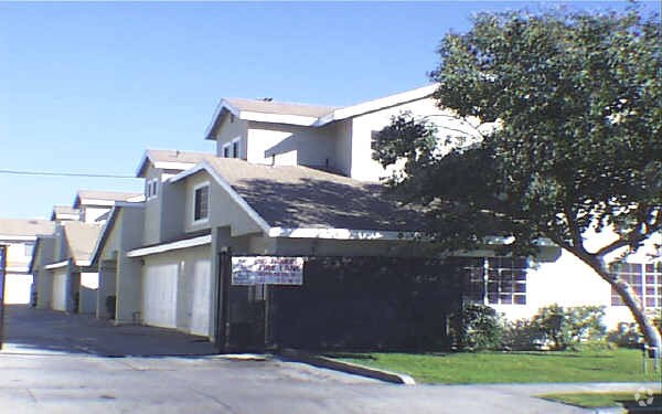 Building Photo - 11140 Duncan Ave