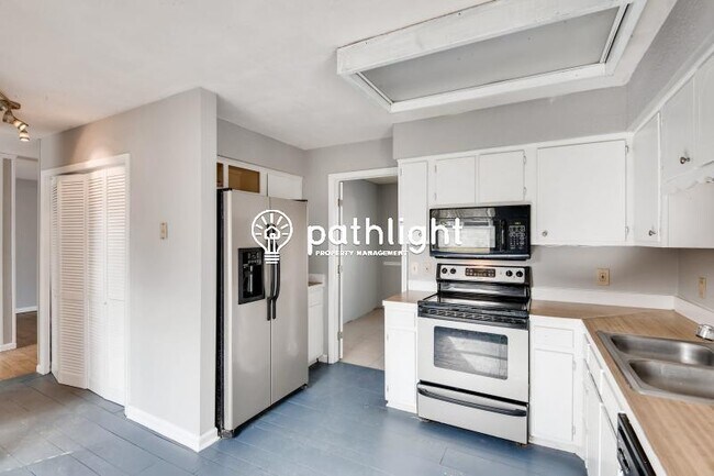 Building Photo - 622 Meadowview Dr