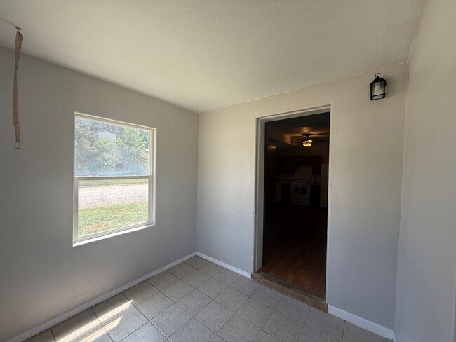 Foto del edificio - Two bedroom, One bathroom, Pet friendly ho...