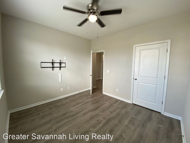 Building Photo - 3 br, 2 bath House - 10 Dispatch Rd