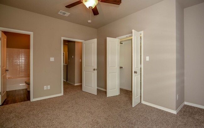 Building Photo - Gorgeous 4 Bed, 4.5 Bath Townhome in South...