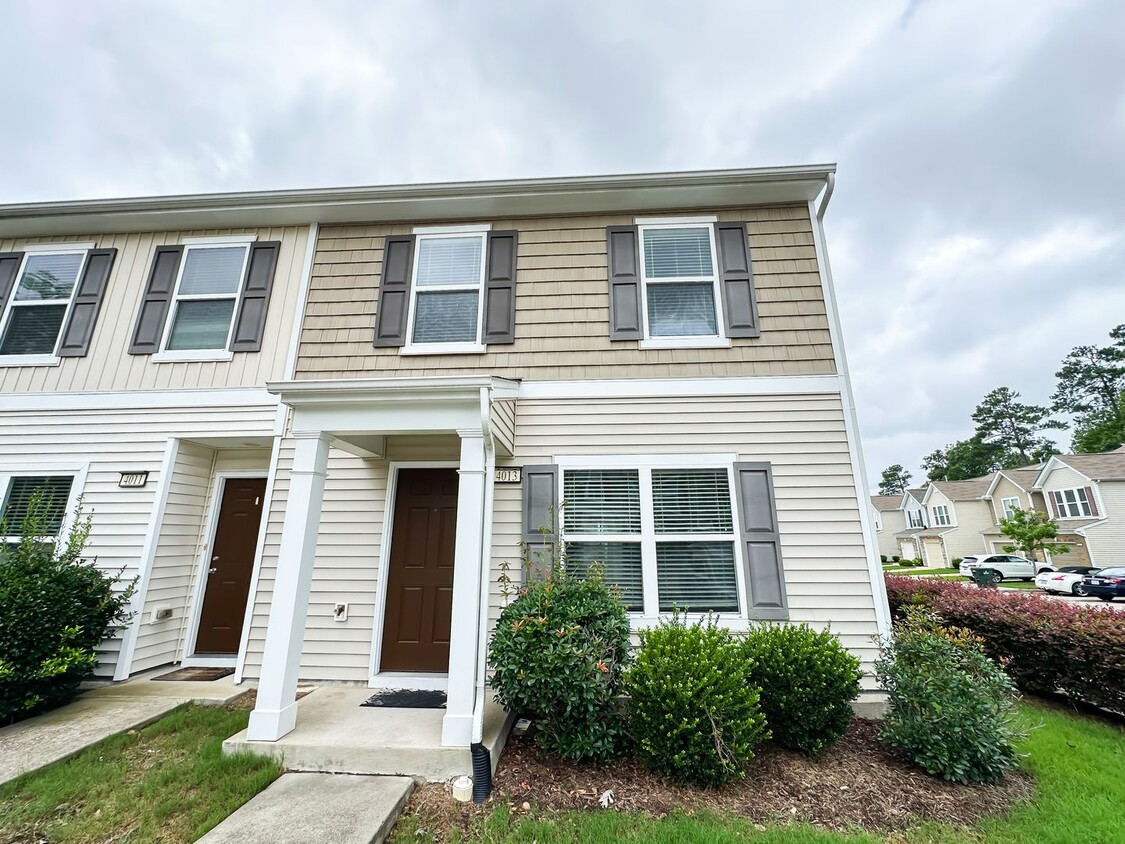Primary Photo - Cozy 3 Bedroom Townhouse