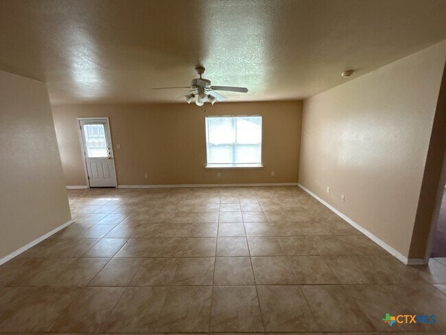 Building Photo - 1008 Muelhause St