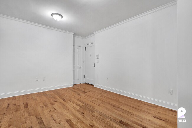 Building Photo - 295 Maple St