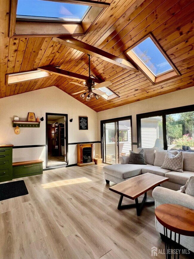 Foto del edificio - 265 Friendship Rd