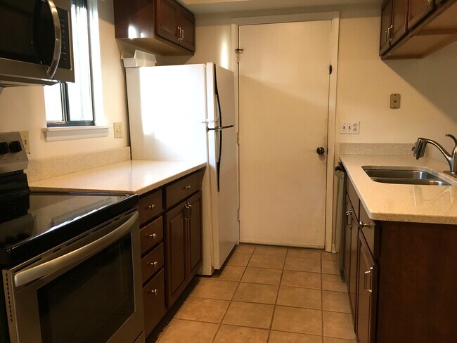 kitchen with garage access - 432 Eastbrooke Ln