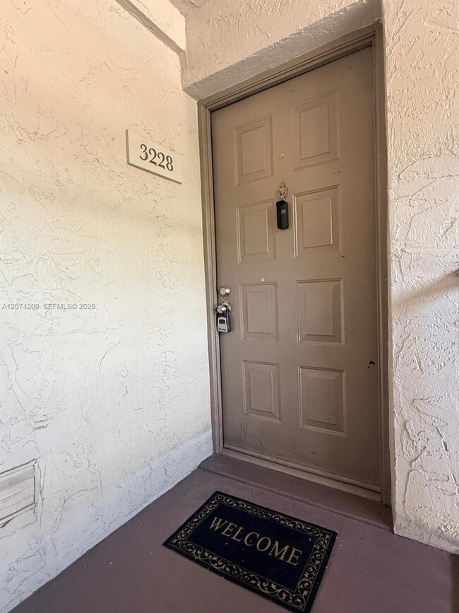 Foto del edificio - 3228 Coral Lake Dr