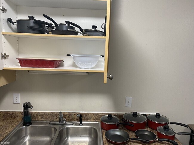 Building Photo - 1 br, 1 bath 4plex - 8520 Kluane Ave Apt 1