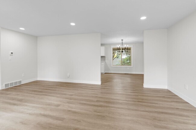 Building Photo - Gorgeous South Hill Home W/ $1000 Move in ...