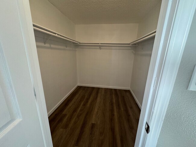 Building Photo - 3 bedroom, 2 bath, two car garage in Stead- pets welcome!