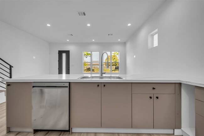 Building Photo - 15000 S Richmond Ave