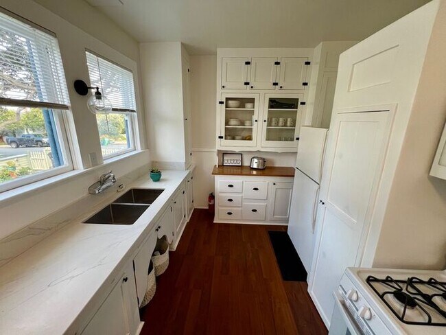 Building Photo - Charming 2 bedroom 1 bathroom unit one blo...