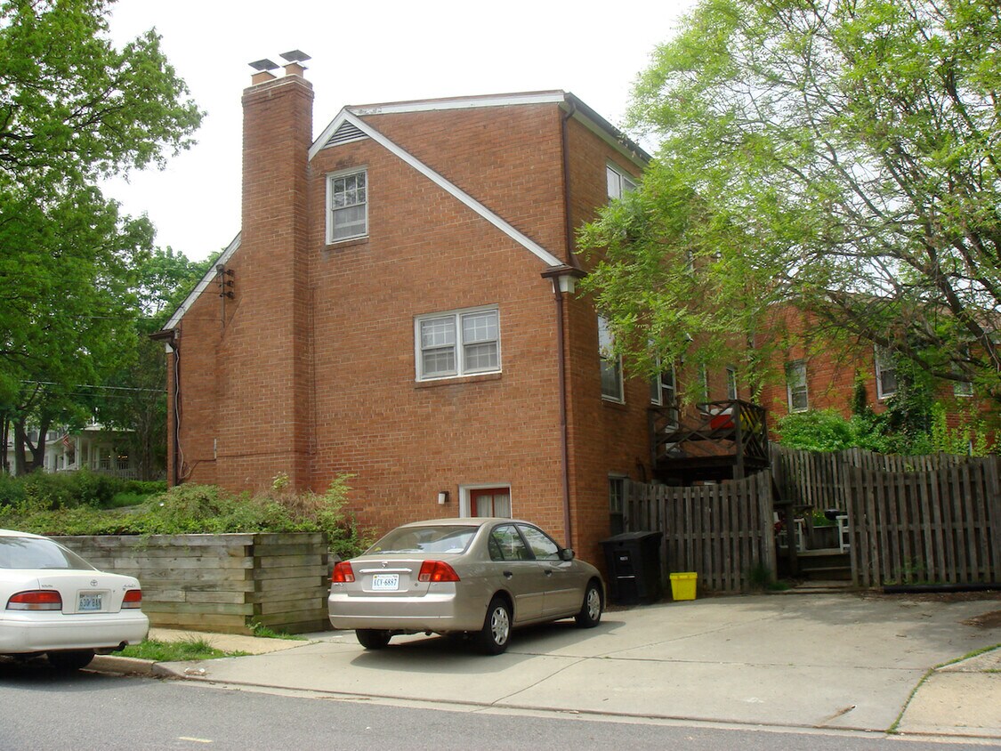 Vista lateral de la casa en la calle Woodrow - 2001 Glebe N Rd