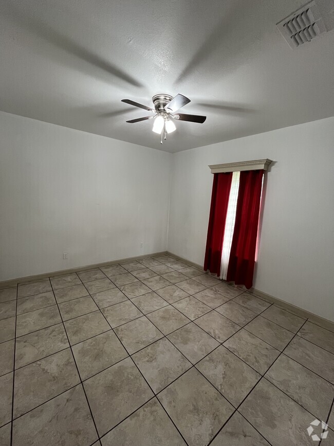 Building Photo - 1217 Escondido Ln W