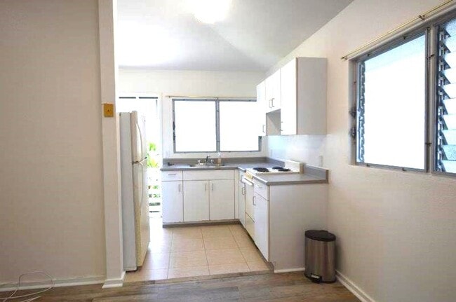 Building Photo - Cottage (Duplex) 2 bed in Upper Liliha
