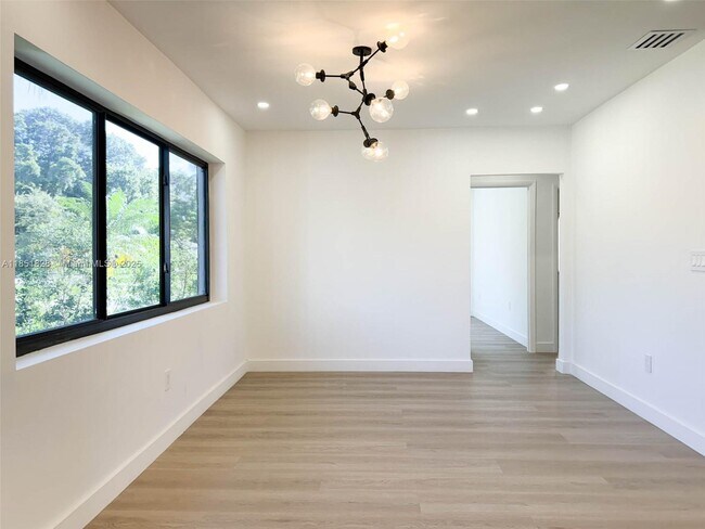 Foto del edificio - 1040 NE 142nd St