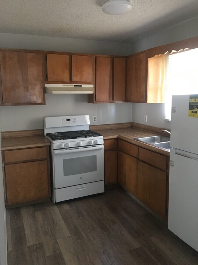 Building Photo - 2 bedroom 1 bath with new paint and flooring