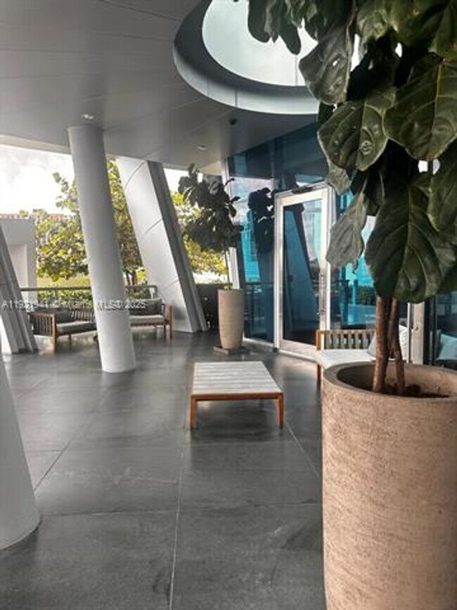 Foto del edificio - 17001 Collins Ave