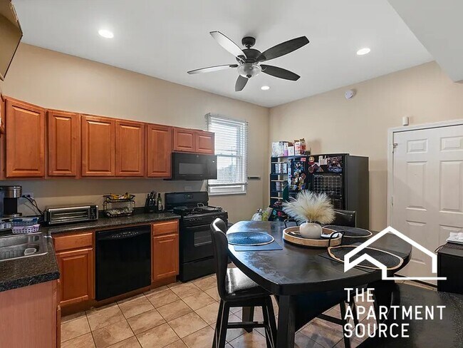 Foto del edificio - 2028 N Hamlin Ave