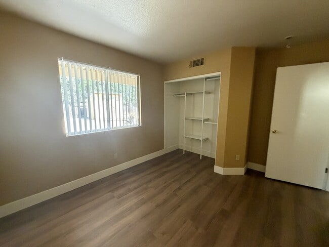 Building Photo - 556 Moray Way