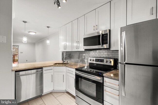 Building Photo - 1120 S Kenwood Ave