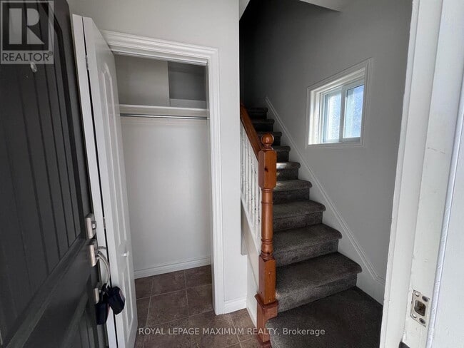 Building Photo - 127 Innisfil St