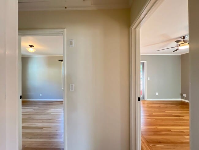 Building Photo - $1,000 MOVE IN SPECIAL!!! 2 Bedroom/1 Bath Available With Bonus Rooms in Oakland, CA. Near Lake C...