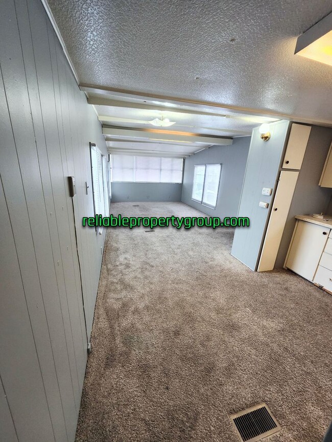 Building Photo - New Listing!!