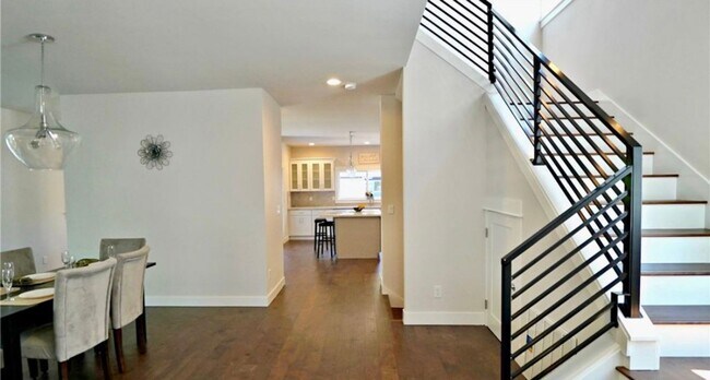 Foto del edificio - 1 FREE Month Offer! Modern 5 Bedroom Home ...