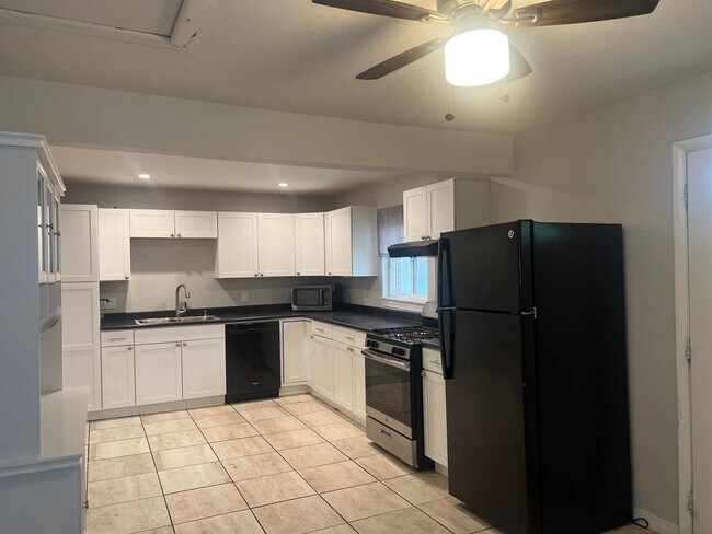 Foto del edificio - 3 bedroom in Golden with Garage!!!