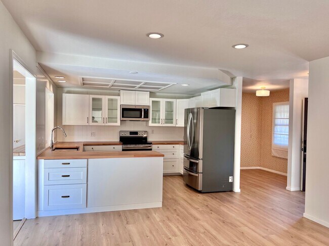 Building Photo - 3 Bed / 2 Bath | Arden Park Home Available...